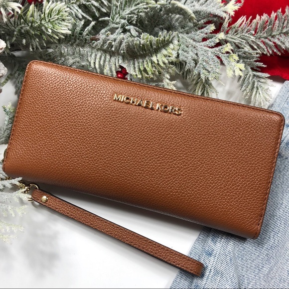 Michael Kors Handbags - Michael Kors Jet Set Travel continental wallet